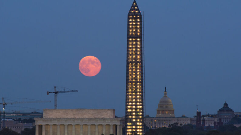 Una luna llena, o Luna de la Cosecha, se eleva sobre los monumentos gubernamentales Lincoln Memorial, el edificio del Capitolio y el Monumento a Washington, en reparación, en Washington el 19 de septiembre de 2013. (Bill Ingalls/NASA vía Getty Images)
