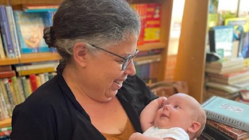 Heather Idoni sostiene a su nieto en su librería en Linden, Michigan, en una imagen de archivo. (Cortesía de Heather Idoni)
