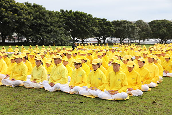 Los practicantes de Falun Gong se reunieron en Jubilee Park, en Sydney, Australia, el 8 de octubre para formar cuatro caracteres chinos gigantes. (Xu Shengkun/Epoch Times)