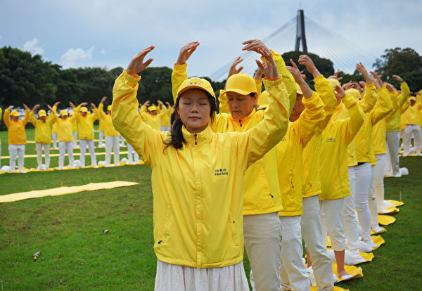 Los practicantes de Falun Gong se reunieron en Jubilee Park, Sydney, el 8 de octubre de 2022 para formar cuatro caracteres chinos gigantes. (Lingxiao/La Gran Época) 