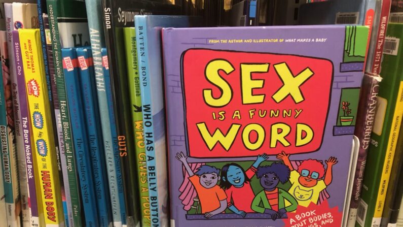 "Sex Is a Funny Word" (El sexo es una palabra divertida) en la sección juvenil de la biblioteca Patrick Henry, una biblioteca pública del condado de Fairfax, en Viena, Virginia, el 4 de octubre de 2022. (Terri Wu/The Epoch Times)
