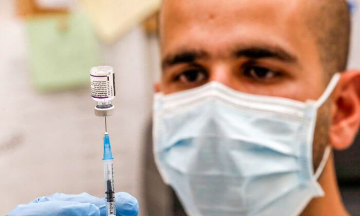 Un trabajador de la salud en Israel prepara una dosis de la vacuna Pfizer-BioNTech, en una foto de archivo. (Ahmad Ghababli/AFP vía Getty Images)
