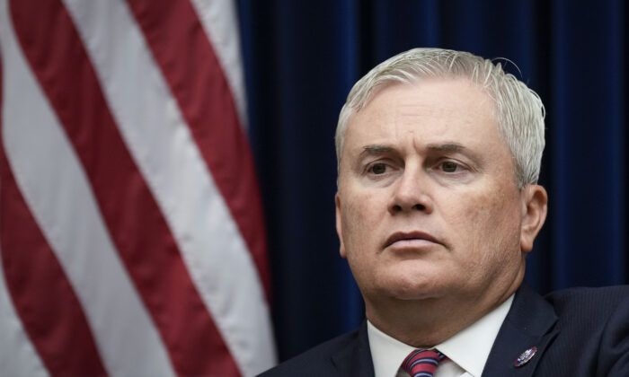 El representante James Comer (R-Ky.), miembro de alto rango del Comité de Supervisión de la Cámara, durante una audiencia en Washington, el 27 de julio de 2022. (Drew Angerer/Getty Images)