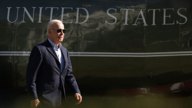 El presidente Joe Biden camina por el Jardín Sur de regreso a la Casa Blanca de Wilmington, Delaware, en Washington, el 10 de octubre de 2022. (Alex Wong/Getty Images)