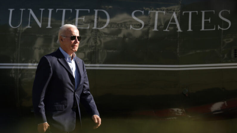 El presidente Joe Biden camina por el Jardín Sur, de regreso a la Casa Blanca desde Wilmington, Delaware, en Washington, el 10 de octubre de 2022. (Alex Wong/Getty Images)
