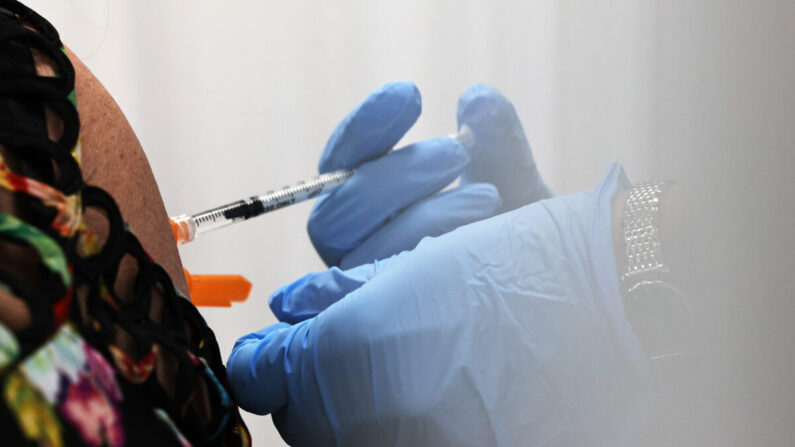 Una vacuna COVID-19 se administra en la ciudad de Nueva York el 8 de abril de 2021. (Michael M. Santiago/Getty Images)
