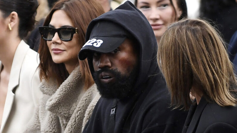 El rapero Kanye West asiste al desfile de Givenchy Primavera-Verano 2023 durante la Semana de la Moda Femenina de París, en París, el 2 de octubre de 2022. (Julien de Rosa/AFP vía Getty Images)
