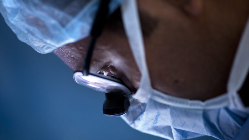 En una fotografía de archivo se ve a un médico realizando una intervención quirúrgica. (Brendan Smiwalowski/AFP/GettyImages)