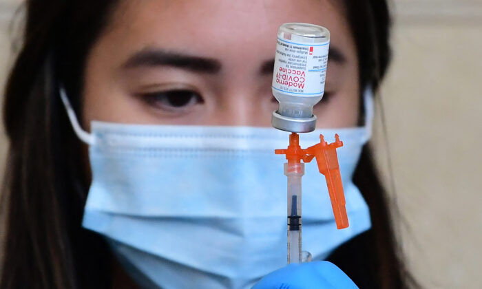 Una empleada de la salud prepara una vacuna anti-COVID de Moderna, en Los Ángeles, California, el 7 de enero de 2022. (Frederic J. Brown/AFP vía Getty Images)
