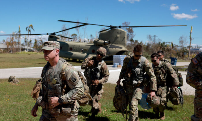 Miembros de la Guardia Nacional del Ejército de Florida llegan a Pine Island, Florida, el 2 de octubre de 2022. (Joe Raedle/Getty Images)
