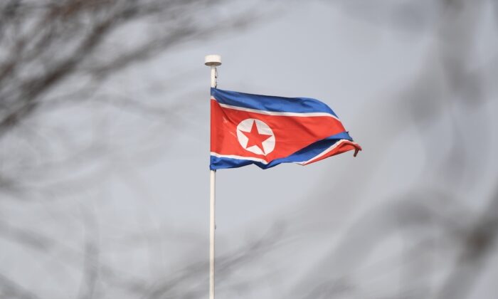 La bandera de Corea del Norte ondea sobre la embajada de Corea del Norte en Beijing, el 9 de marzo de 2018. (Greg Baker/AFP vía Getty Images)
