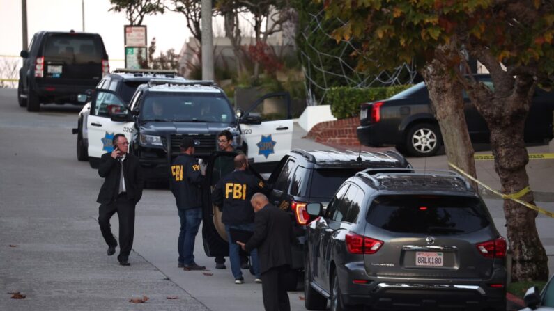 Oficiales de policía de San Francisco y agentes del FBI fuera de la residencia de Pelosi en San Francisco, California, el 28 de octubre de 2022. (Justin Sullivan/Getty Images)
