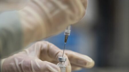 Eficacia de vacuna COVID para embarazadas y recién nacidos disminuye con ómicron, según datos de CDC