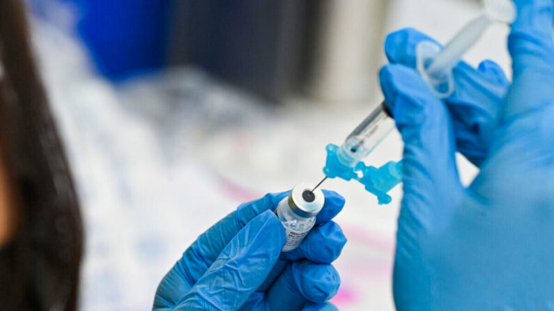 Un trabajador de la salud llena una jeringa con la vacuna contra el COVID-19 de Pfizer en una imagen de archivo. (Robyn Beck/AFP vía Getty Images)
