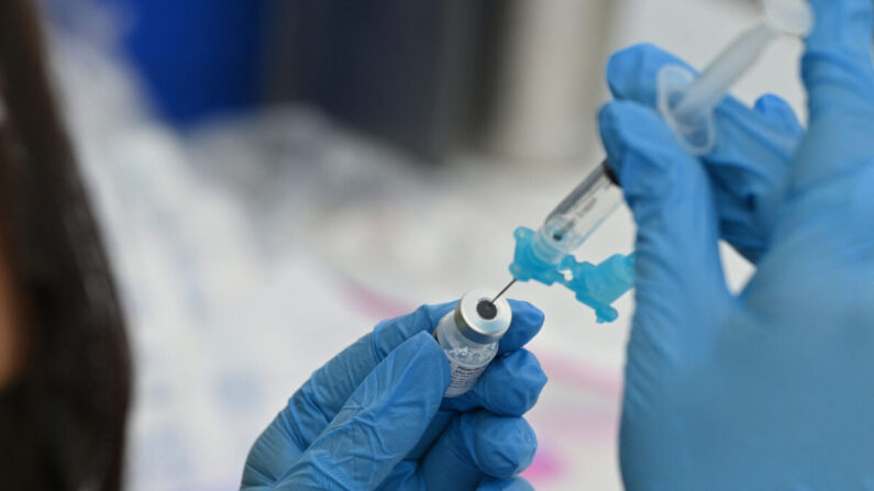 Un trabajador sanitario llena una jeringa con la vacuna COVID-19 de Pfizer en una imagen de archivo. (Robyn Beck/AFP vía Getty Images)
