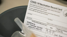 Madre demanda a médica que presuntamente vacunó sin consentimiento a hijos contra el COVID
