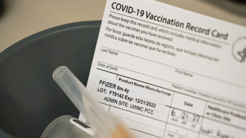 Dosis de la vacuna contra el COVID-19 de Pfizer y tarjetas de registro de vacunación para niños menores de 5 años en el Centro Médico UW-Roosevelt, en Seattle, Washington, el 21 de junio de 2022. (David Ryder/Getty Images)
