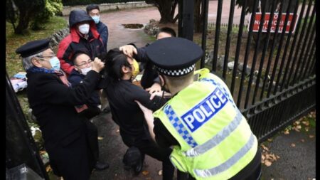 Legisladores ingleses piden expulsar a diplomáticos chinos que golpearon a activista pro-Hong Kong