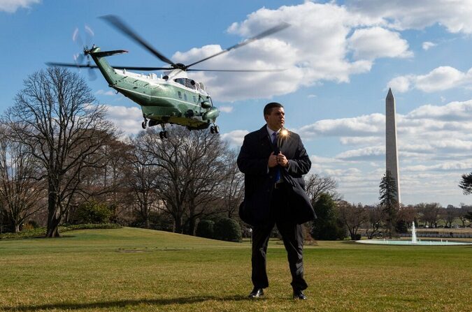Un agente del Servicio Secreto se encuentra en el jardín sur de la Casa Blanca mientras el helicóptero Marine One despega con el presidente estadounidense Donald Trump a bordo en Washington el 29 de febrero de 2020. (Roberto Schmidt/AFP vía Getty Images)
