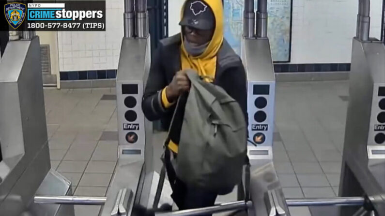 Sospechoso acusado de empujar a un viajero a las vías del metro en Brooklyn, Nueva York, el 21 de octubre de 2022. (Cortesía de la policía de Nueva York)