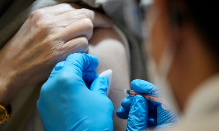 Una persona recibe la vacuna contra COVID-19 en Tokio el 31 de enero de 2022. (Eugene Hoshiko/Pool/AFP vía Getty Images)
