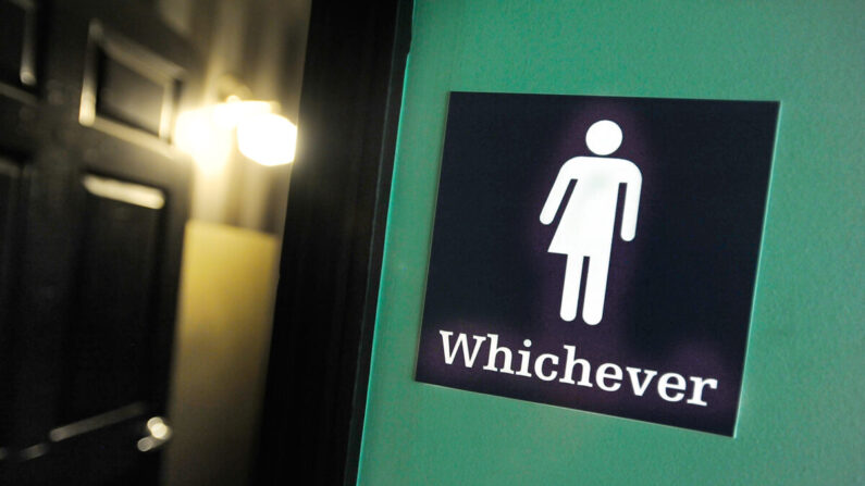 Un letrero de género neutro se coloca fuera de un baño en Oval Park Grill en Durham, Carolina del Norte, el 11 de mayo de 2016. El debate sobre la transexualidad se está extendiendo por todo el país, sobre todo cuando se trata de la cirugía de transición para los jóvenes. (Sara Davis/Getty Images)
