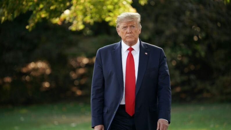 El entonces presidente Donald Trump sale del Despacho Oval para su salida de la Casa Blanca en Washington, el 16 de septiembre de 2019. (Mandel Ngan/AFP vía Getty Images)
