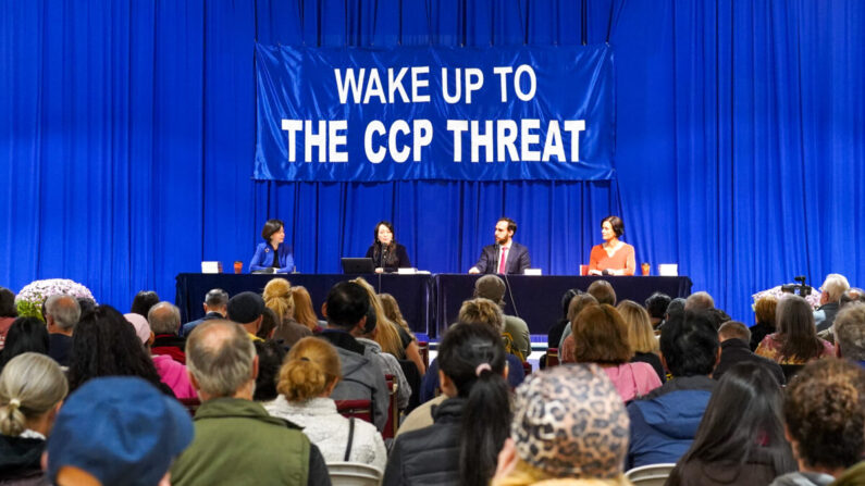 (De derecha a izquierda) Kay Rubacek, Chris Chappell, Simone Gao, y la presentadora Jenny Chang en el seminario "Despertar a la amenaza del PCCh" en el Tri-state Family Christian Center en Deerpark, Nueva York, el 27 de octubre de 2022. (Cara Ding/The Epoch Times)
