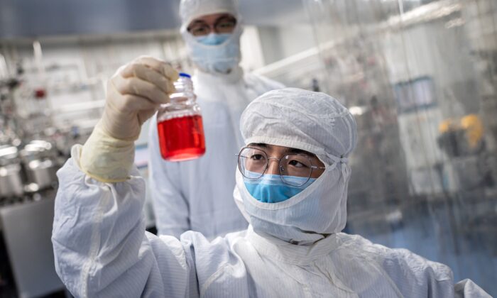 Un ingeniero observa células de riñón de mono mientras realiza una prueba de una vacuna experimental contra el virus COVID-19 dentro del laboratorio Cells Culture Room en las instalaciones de Sinovac Biotech en Beijing, China, el 29 de abril de 2020. (Nicolas Asfouri/AFP a través de  Getty Images)