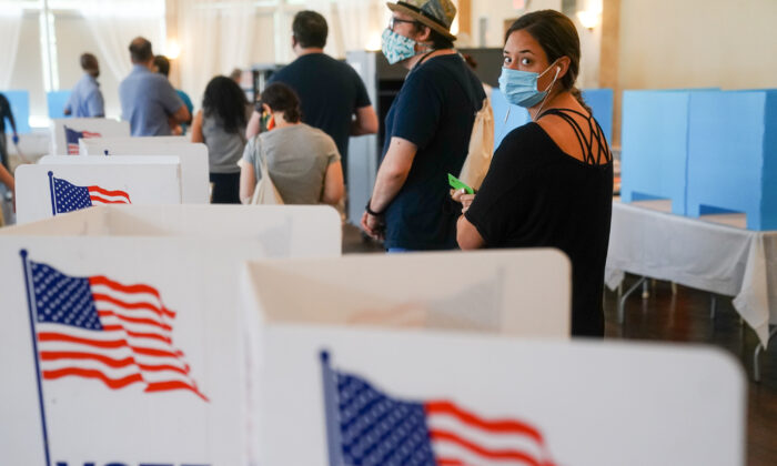 La gente hace la fila para votar en las elecciones primarias de Georgia en Atlanta, Georgia, el 9 de junio de 2020. (Elijah Nouvelage/Getty Images)