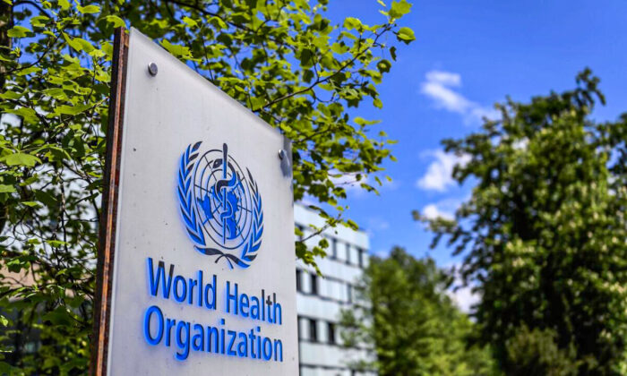 Un cartel de la Organización Mundial de la Salud en Ginebra, Suiza, el 24 de abril de 2020. (Fabrice Coffrini/AFP vía Getty Images)