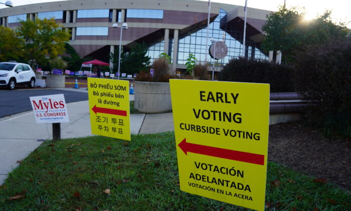 Un letrero de votación anticipada afuera del Centro de Gobierno del Condado de Fairfax, en Fairfax, Virginia, el 7 de octubre de 2022. (Terri Wu/The Epoch Times)
