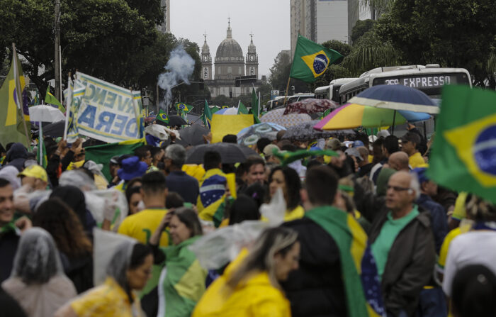 Miles de personas participan en una protesta de seguidores del expresidente Jair Bolsonaro por el resultado de las elecciones hoy, frente al Comando Militar del Este, en Río de Janeiro, Brasil, 2 de noviembre de 2022. EFE/ Antonio Lacerda
