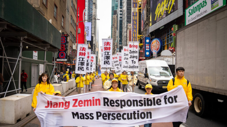 Practicantes de Falun Gong participan en un desfile que marca el 30º aniversario de la introducción de la disciplina espiritual al público, en Nueva York el 13 de mayo de 2022. (Samira Bouaou/The Epoch Times)