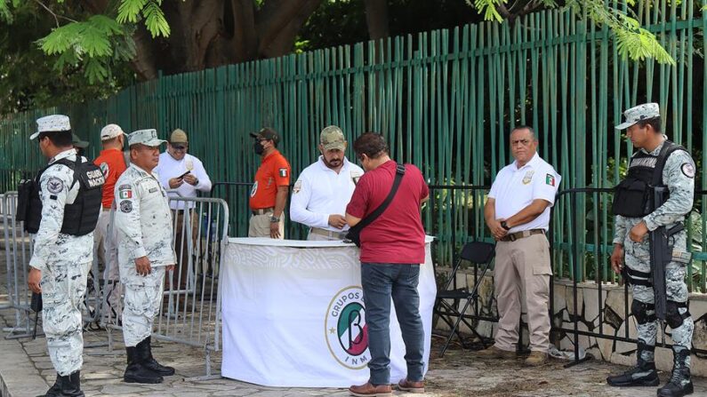 Migrantes centroamericanos son atendidos por personal del Instituto Nacional de Migración (INM) el 23 de noviembre de 2022, en la ciudad de Tapachula, estado de Chiapas (México). EFE/Juan Manuel Blanco