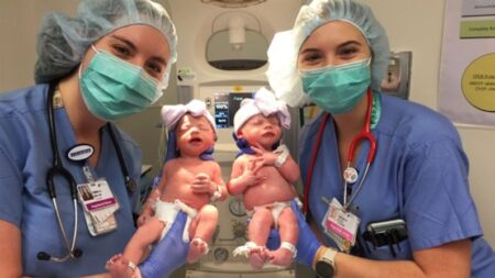 Mamá se entera en el parto que sus gemelas se llaman igual que sus dos enfermeras: «Destinado a ser»