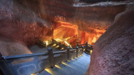 Hombre encuentra misteriosa cueva de 36,000 metros cuadrados en China que data de hace 2000 años