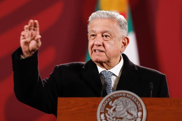 López Obrador dice que Tesla "tiene dos posibilidades" para llegar a México