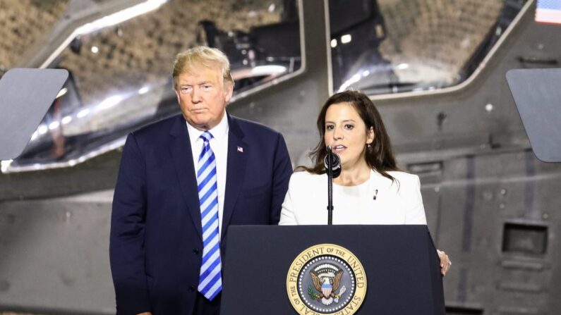 La representante Elise Stefanik (R-N.Y.) habla antes de que el presidente Donald Trump firme la Ley de Autorización de Defensa Nacional de 2019, en el aeródromo del Ejército Wheeler-Sack, en Fort Drum, Nueva York, el 13 de agosto de 2018. (Charlotte Cuthbertson/The Epoch Times)