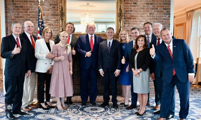 Una foto publicada por la oficina del representante Jim Banks el 9 de agosto de 2022, muestra al expresidente Donald Trump y a los miembros del comité en la residencia de Trump en Nueva Jersey. (Oficina del representante Jim Banks/Twitter)
