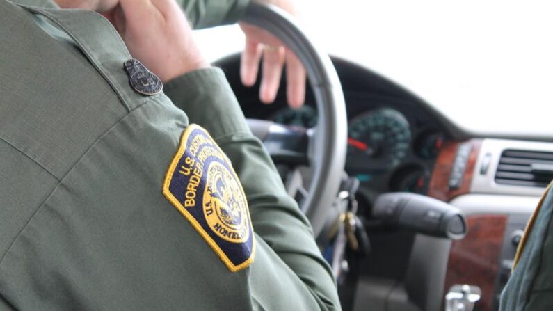 Imagen de archivo que muestra a un agente de la Patrulla Fronteriza de Estados Unidos. EFE/Paula Diaz 