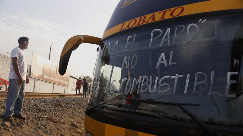Fotografía de archivo en la que se registró otro paro de transportistas peruanos al bloquear una carretera, por el alto precio de los combustibles, en Lima (Perú). EFE/Gian Masko
