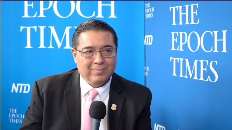Jesús Márquez, excomisionado de la Iniciativa de la Prosperidad Hispana bajo la administración Trump en una entrevista con The Epoch Times, durante la primera edición de la Conferencia Política de Acción Conservadora (CPAC) en México, el 18 de noviembre de 2022, Ciudad de México. (Captura de pantalla/The Epoch Times)