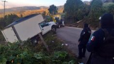 Camión de carga con 40 migrantes centroamericanos vuelca en sureste de México