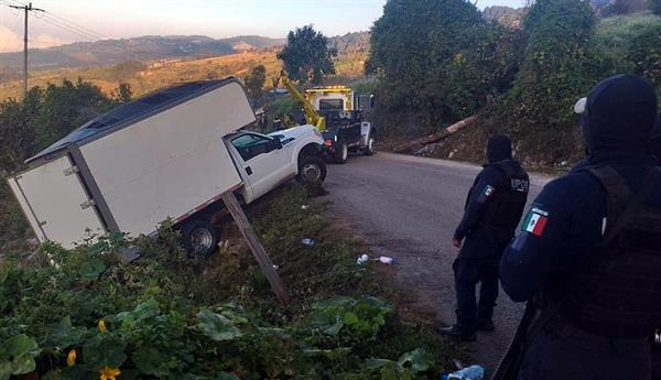 Fotografía de un vehículo accidentado con 40 migrantes centroamericanos en una carretera de San Cristóbal de las Casas, Chiapas (México), el 13 de noviembre de 2022. EFE/Carlos López 