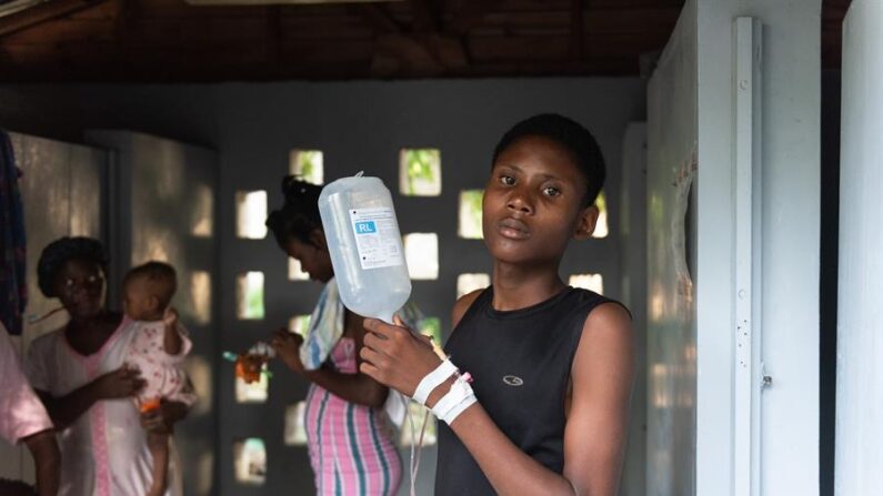 Una mujer permanece ingresada en un centro de tratamiento del cólera, en Puerto Príncipe (Haití), en una fotografía de archivo. EFE/Johnson Sabin