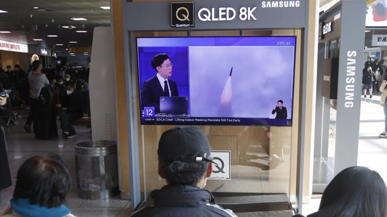 Noticia del lanzamiento del misil norcoreano en la tele en Seúl (Corea del Sur). EFE/EPA/im Hee-Chul