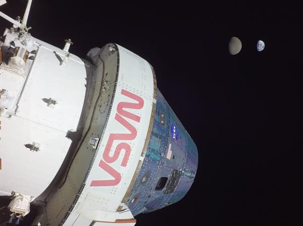 Fotografía cedida por la NASA que muestra a la cápsula Orión de la misión no tripulada Artemis I al momento de alcanzar una distancia de 432.210 kilómetros (268.563 millas) y al fondo la Luna y la Tierra, el 29 de noviembre de 2022. EFE/NASA /
