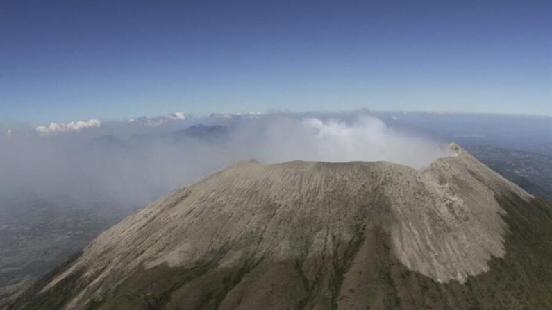 Fotografía de archivo cedida por el Ministerio de Medio Ambiente y Recursos Naturales (MARN) que muestra el volcán Chaparrastique. EFE/Ministerio de Medio Ambiente y Recursos Naturales (MARN)
