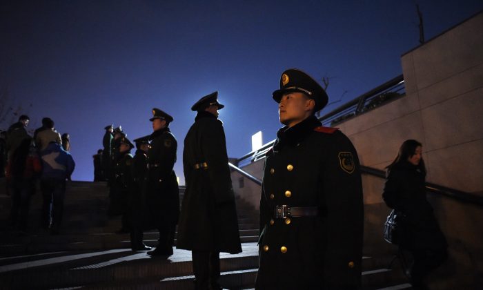 Un grupo de policías hace guardia en Shanghai, el 3 de enero de 2015. (Wang Zhao/AFP/Getty Images)
